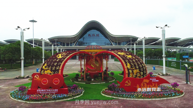 武漢洪山區(qū)慶祝建黨百年 30余萬(wàn)盆花卉擺滿街頭(圖2)